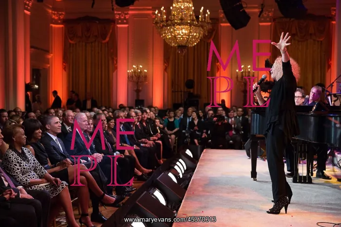 : Carole King singing on stage in the White House : Carole King singing on stage in the White House