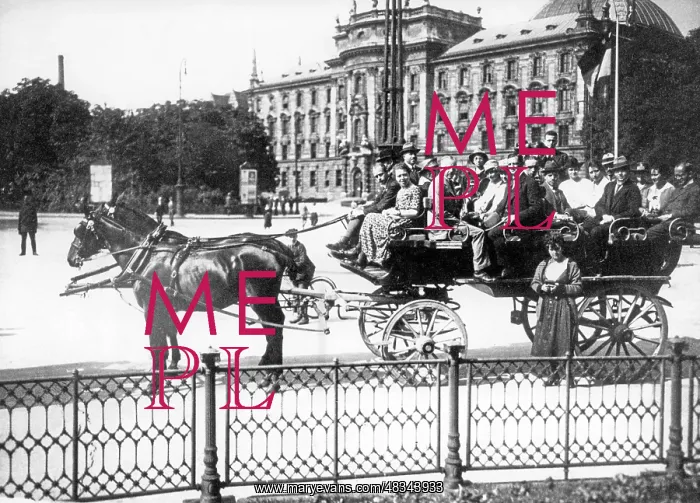 : Carriage ride through Munich, 1907 : Carriage ride through Munich, 1907