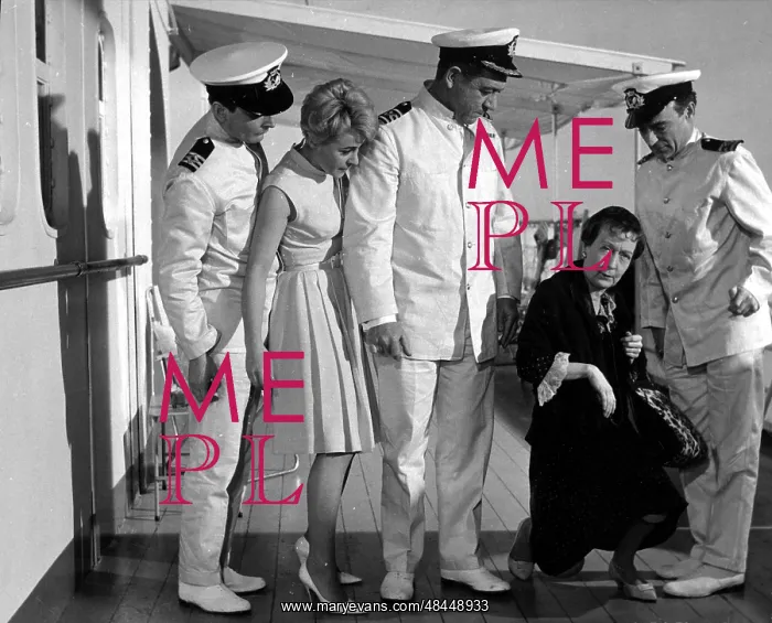 : Carry On Cruising : Carry On Cruising