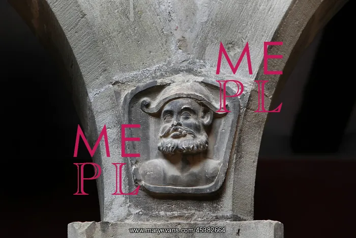 : Carved figures of pupils, between the arches of the patio : Carved figures of pupils, between the arches of the patio