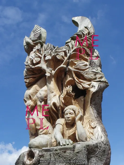 : Carved tree trunk, Pershore, Worcestershire : Carved tree trunk, Pershore, Worcestershire