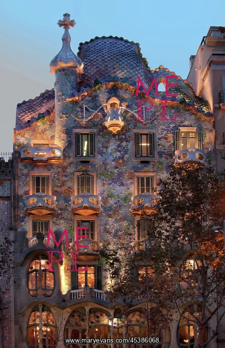 : Casa Battlo at twilight, Barcelona, Spain : Casa Battlo at twilight, Barcelona, Spain