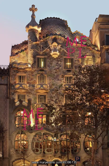 : Casa Battlo at twilight, Barcelona, Spain : Casa Battlo at twilight, Barcelona, Spain