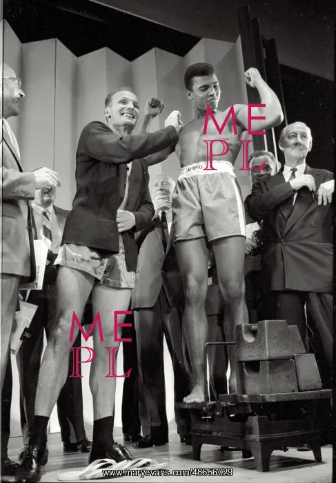 : Cassius Clay vs. Henry Cooper boxing bout at Wembley : Cassius Clay vs. Henry Cooper boxing bout at Wembley