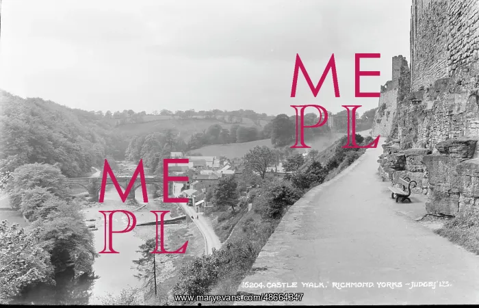 : Castle Walk, Richmond : Castle Walk, Richmond