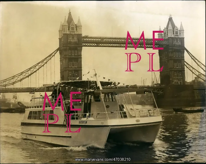 : Catamaran trials on River Thames, London : Catamaran trials on River Thames, London