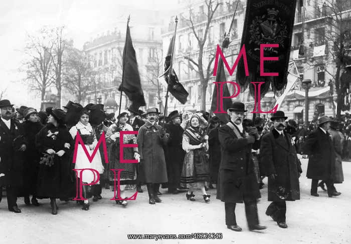  : Celebrating the armistice in Paris, 1918