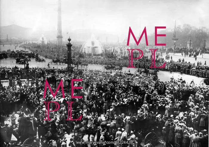: Celebrating the armistice in Paris, 1918 : Celebrating the armistice in Paris, 1918