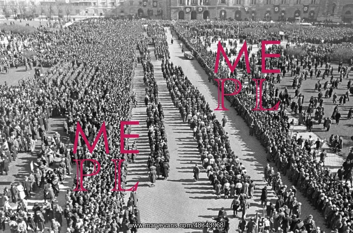 : Celebrations on the Heldenplatz in Vienna, 1938 : Celebrations on the Heldenplatz in Vienna, 1938