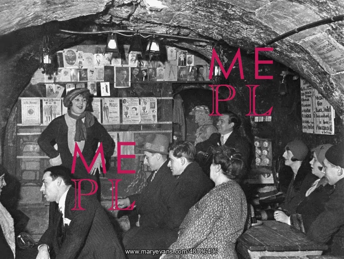 : Cellar bar in Montmartre : Cellar bar in Montmartre