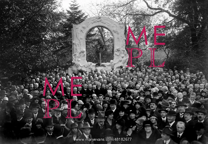 : Ceremony at the Johann Strauss monument in Vienna, 1925 : Ceremony at the Johann Strauss monument in Vienna, 1925