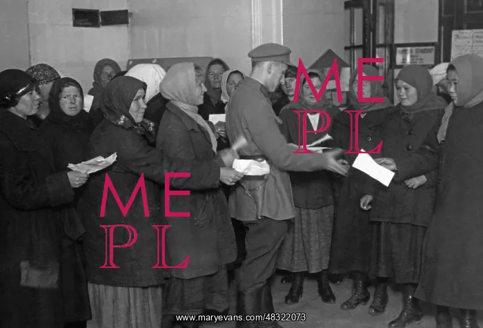 : Certificates of employment are checked in Moscow, 1932 : Certificates of employment are checked in Moscow, 1932