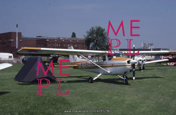  : Cessna 172 - OY-BFK - Cranfield