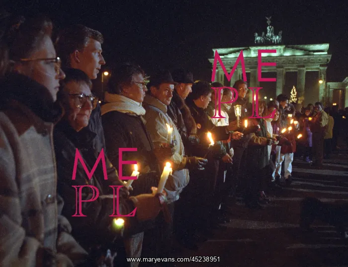 : Chain of lights against xenophobia in Berlin : Chain of lights against xenophobia in Berlin