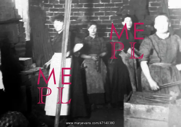 : Chainmakers, Cradley heath, Birmingham : Chainmakers, Cradley heath, Birmingham