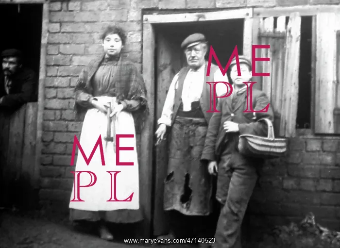 : Chainmakers, Cradley heath, Birmingham : Chainmakers, Cradley heath, Birmingham