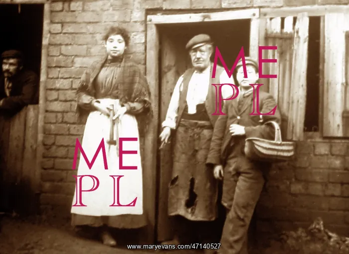 : Chainmakers, Cradley heath, Birmingham : Chainmakers, Cradley heath, Birmingham