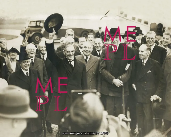 : Chamberlain departs for talks with Hitler : Chamberlain departs for talks with Hitler