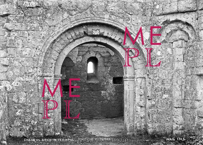 : Chancel Arch in Teampull Finghin, Clonmacnois : Chancel Arch in Teampull Finghin, Clonmacnois