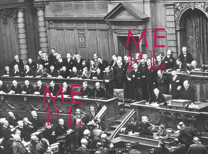  : Chancellor Bruening reading out the government declaration