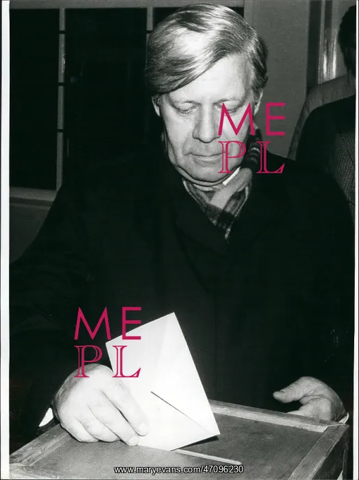 : Chancellor Helmut Schmidt voting in Hamburg, Germany : Chancellor Helmut Schmidt voting in Hamburg, Germany