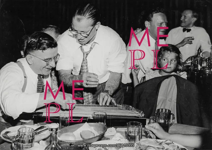  : Chancellor Leopold Figl (left) with the zither player An