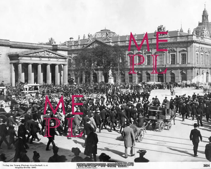 : Changing of the guard in Berlin, 1905 : Changing of the guard in Berlin, 1905