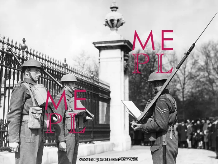 : Changing of the guard in front of Buckingham Palace, 1939 : Changing of the guard in front of Buckingham Palace, 1939