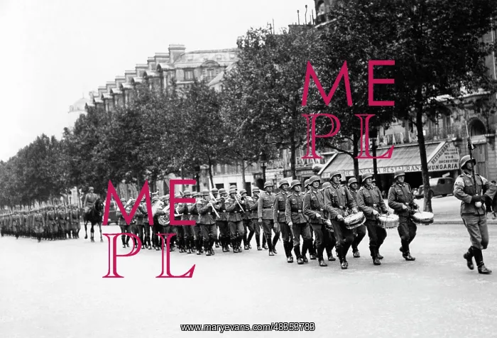 : Changing of the guard of German troops in Paris, 1940 : Changing of the guard of German troops in Paris, 1940