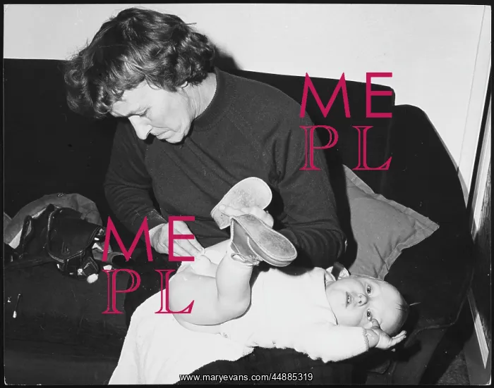 : CHANGING A NAPPY 1970S : CHANGING A NAPPY 1970S