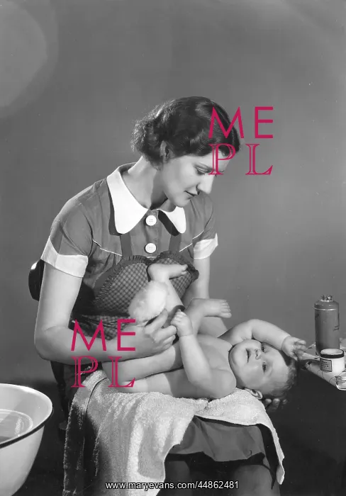 : CHANGING A NAPPY : CHANGING A NAPPY