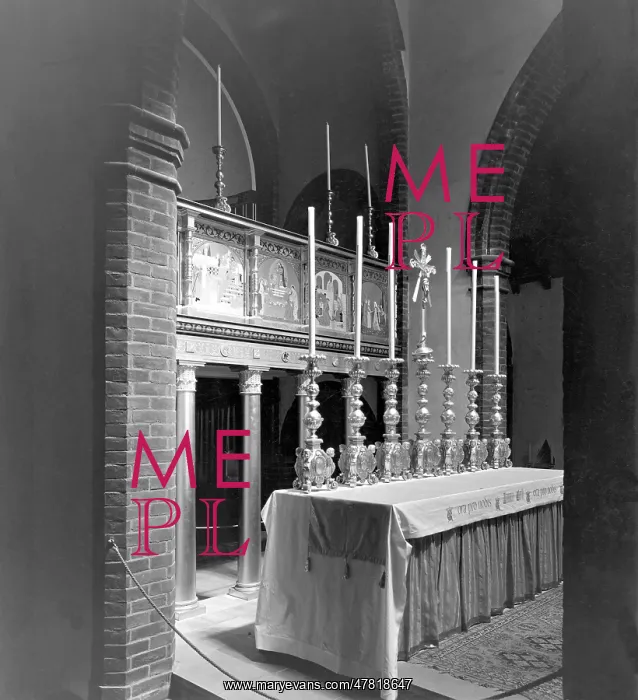  : Chapel altar with iconography