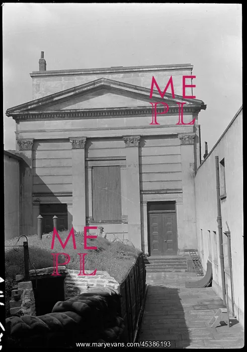 : Chapel At Hull Trinity House and Statue Outside East Front : Chapel At Hull Trinity House and Statue Outside East Front