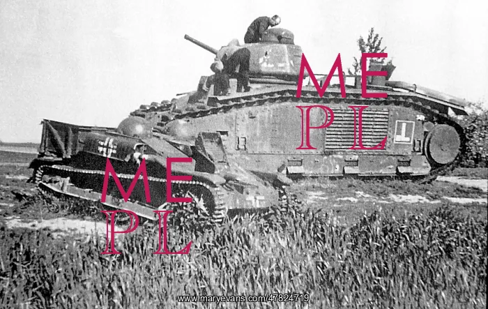 : Char B1 heavy tank with a Renault UE Chenillette : Char B1 heavy tank with a Renault UE Chenillette