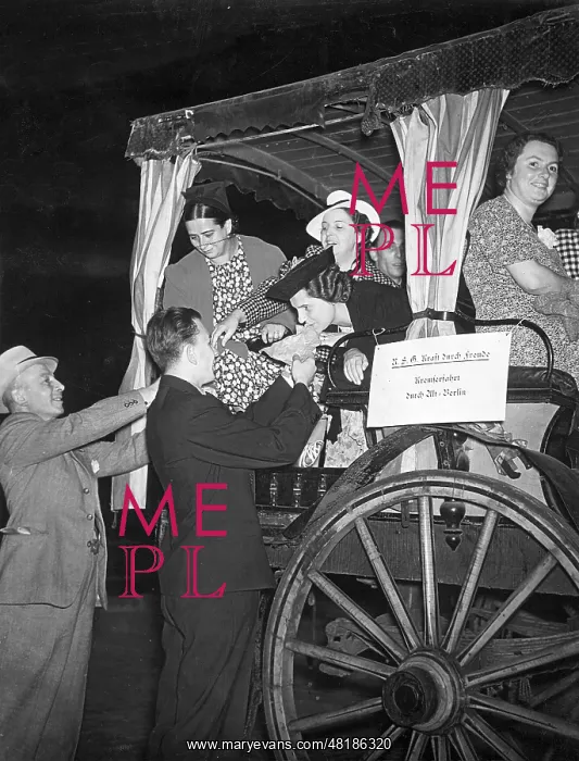 : Charabanc trip through Old Berlin : Charabanc trip through Old Berlin