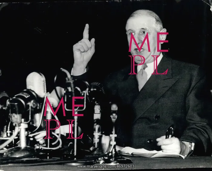 : Charles de Gaulle giving speech in Paris, Algerian crisis : Charles de Gaulle giving speech in Paris, Algerian crisis