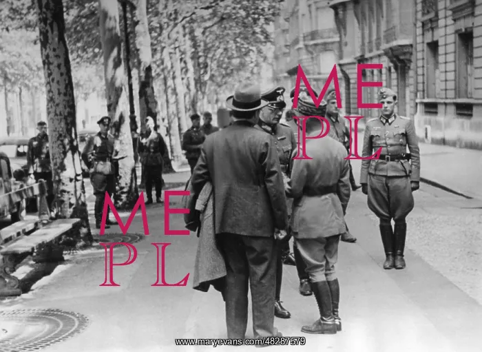 : Charles Huntziger in conversation with a German officer : Charles Huntziger in conversation with a German officer