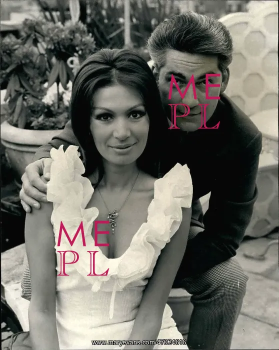 : Charles De Temple, sculptor, with model, London : Charles De Temple, sculptor, with model, London
