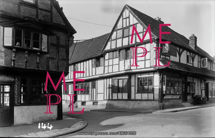 : Charming Tudor-Style Architecture : Charming Tudor-Style Architecture