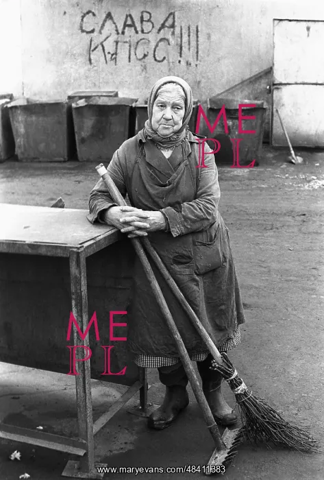 : Charwoman, 1990 : Charwoman, 1990
