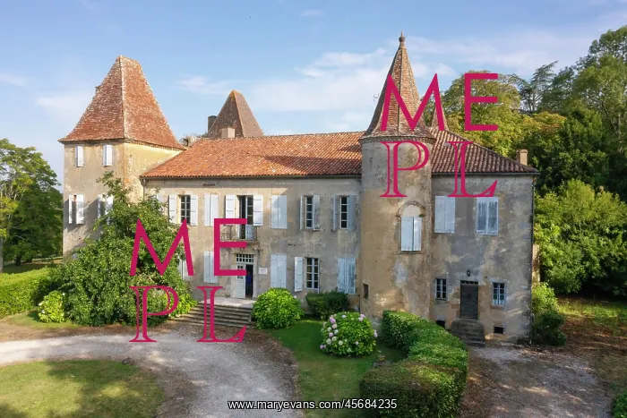 : Chateau de Castelmore, Lupiac, Gers, Occitania, France : Chateau de Castelmore, Lupiac, Gers, Occitania, France