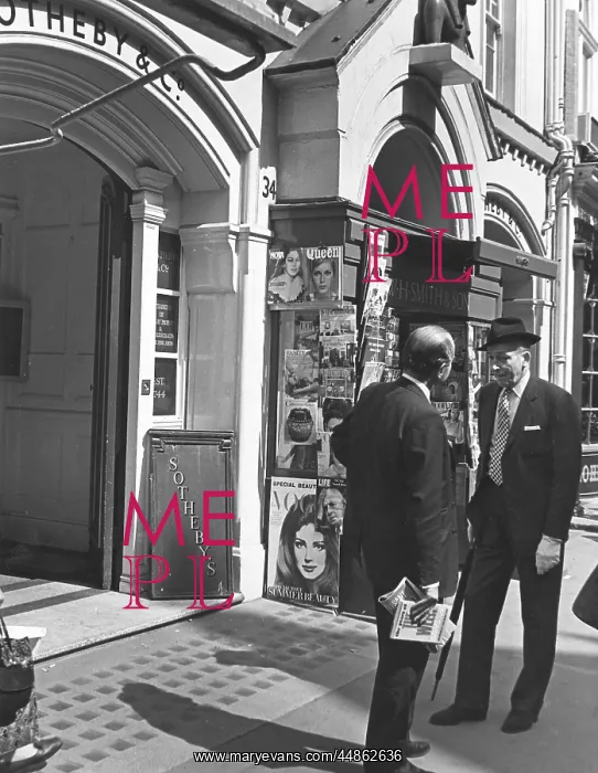 : CHATTING ON BOND STREET : CHATTING ON BOND STREET