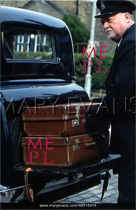 : CHAUFFEUR WITH LUGGAGE : CHAUFFEUR WITH LUGGAGE