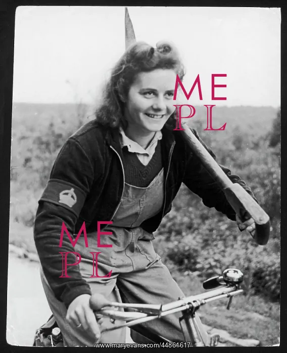  : CHEERFUL LAND GIRL