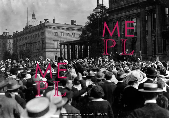 : Cheering Berliners at the Crown Princes Palais, 1914 : Cheering Berliners at the Crown Princes Palais, 1914