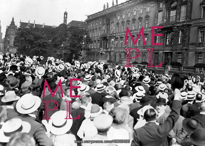  : Cheering Berliners in front of the palace, 1914