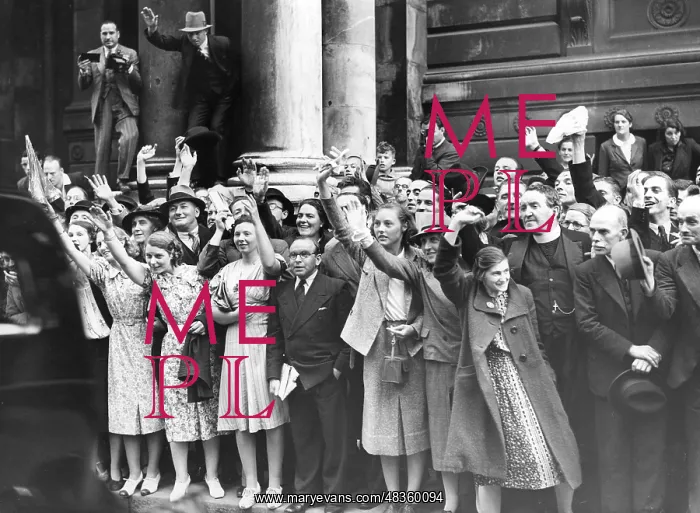 : Cheering crowd, 1939 : Cheering crowd, 1939