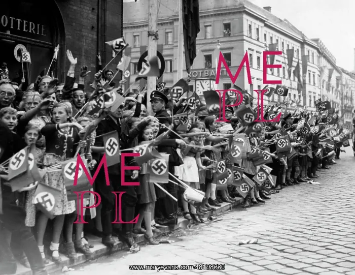 : Cheering crowds at Hitler's and Mussolini's visit in Munich : Cheering crowds at Hitler's and Mussolini's visit in Munich