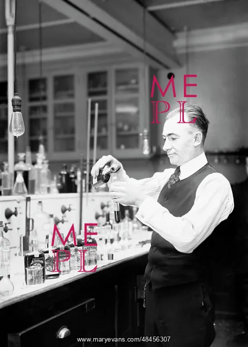 : Chemist G. F. Beyer testing a bottle of bootleg : Chemist G. F. Beyer testing a bottle of bootleg