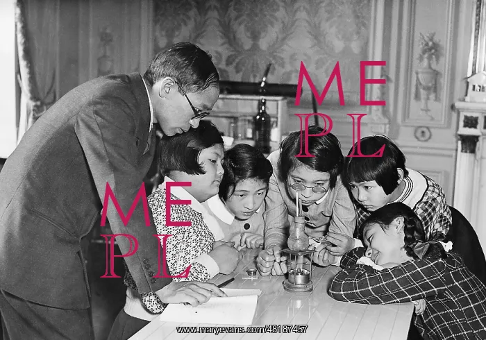 : Chemistry class at the school in the Japanese embassy in Ber : Chemistry class at the school in the Japanese embassy in Ber
